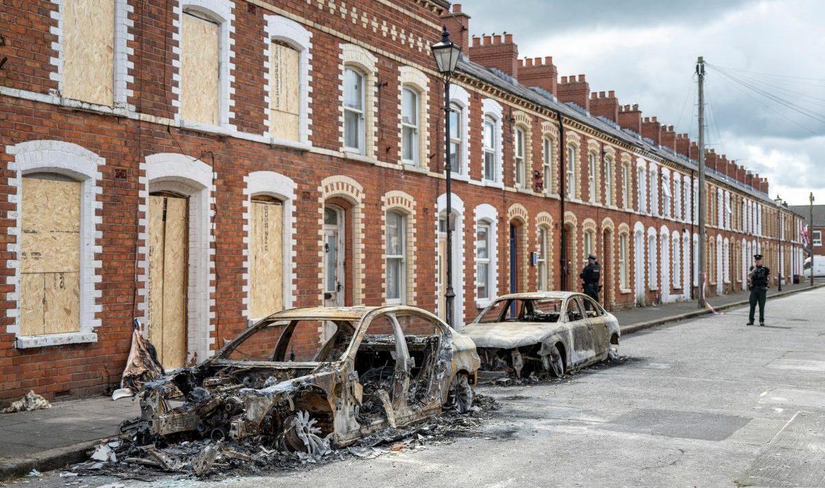 “Foreigners out!” Riots in Northern Ireland after refugee arrested for stabbing