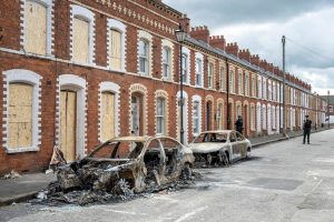 “Foreigners out!” Riots in Northern Ireland after refugee arrested for stabbing