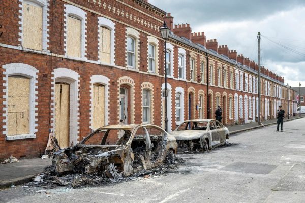 “Foreigners out!” Riots in Northern Ireland after refugee arrested for stabbing