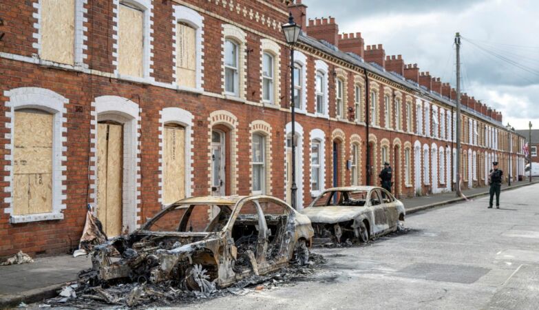 “Foreigners out!” Riots in Northern Ireland after refugee arrested for stabbing