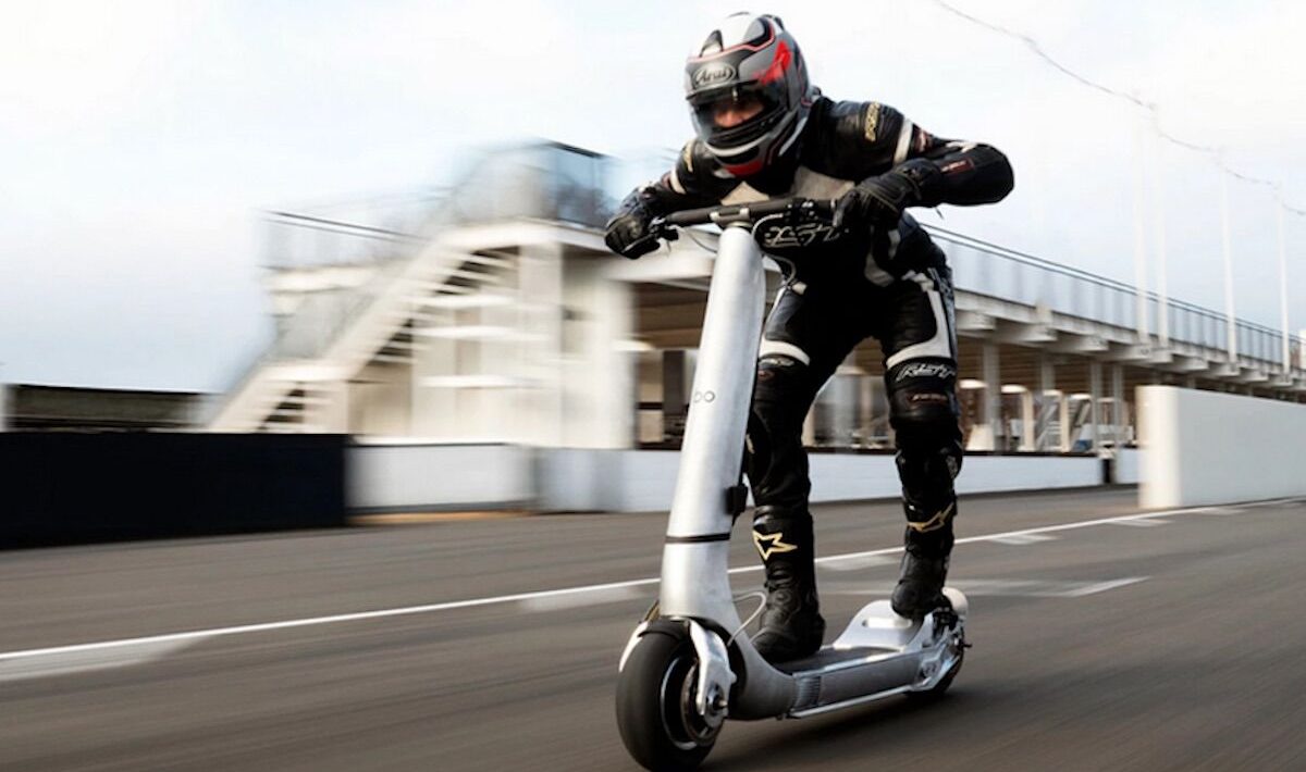 Mandatory helmet on scooters: “Better late than never”