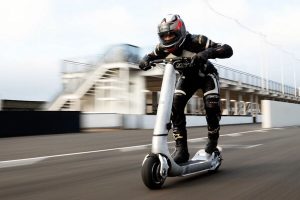 Mandatory helmet on scooters: “Better late than never”