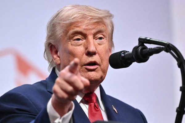 Trump defends that the agreement with Iran avoids the "economic catastrophe" and meets the objectives set