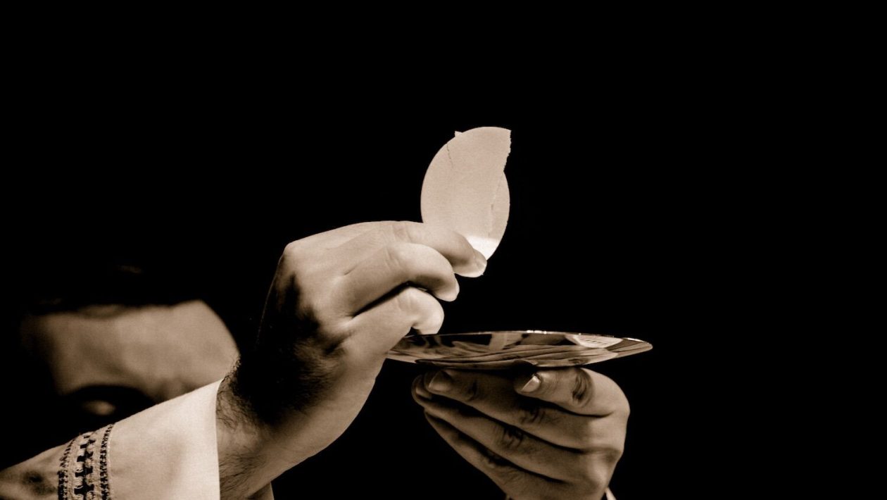 Cuban priests are ordered to ration hosts