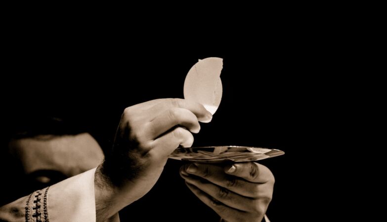 Cuban priests are ordered to ration hosts