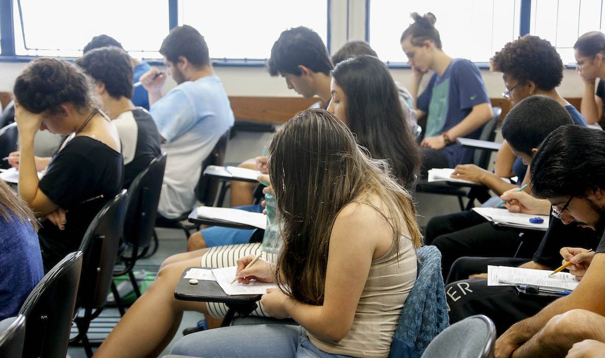 There are 105 higher education courses with an unemployment rate above the national average