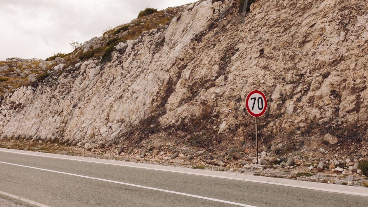 Speed ​​limit on roads without a separator can be reduced to 70 km/h