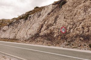 Speed ​​limit on roads without a separator can be reduced to 70 km/h
