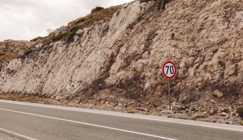 Speed ​​limit on roads without a separator can be reduced to 70 km/h