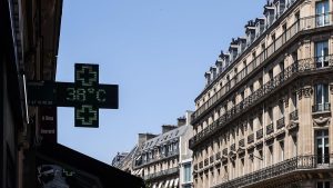 The suffocating heat wave in France calls into question the iconic roofs of Paris