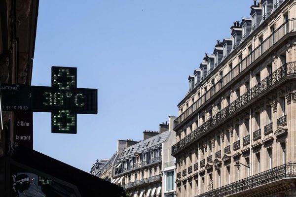 The suffocating heat wave in France calls into question the iconic roofs of Paris