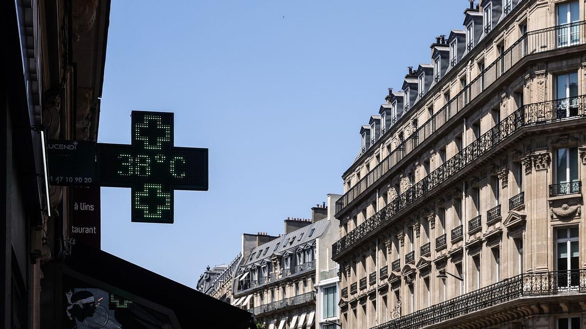 The suffocating heat wave in France calls into question the iconic roofs of Paris