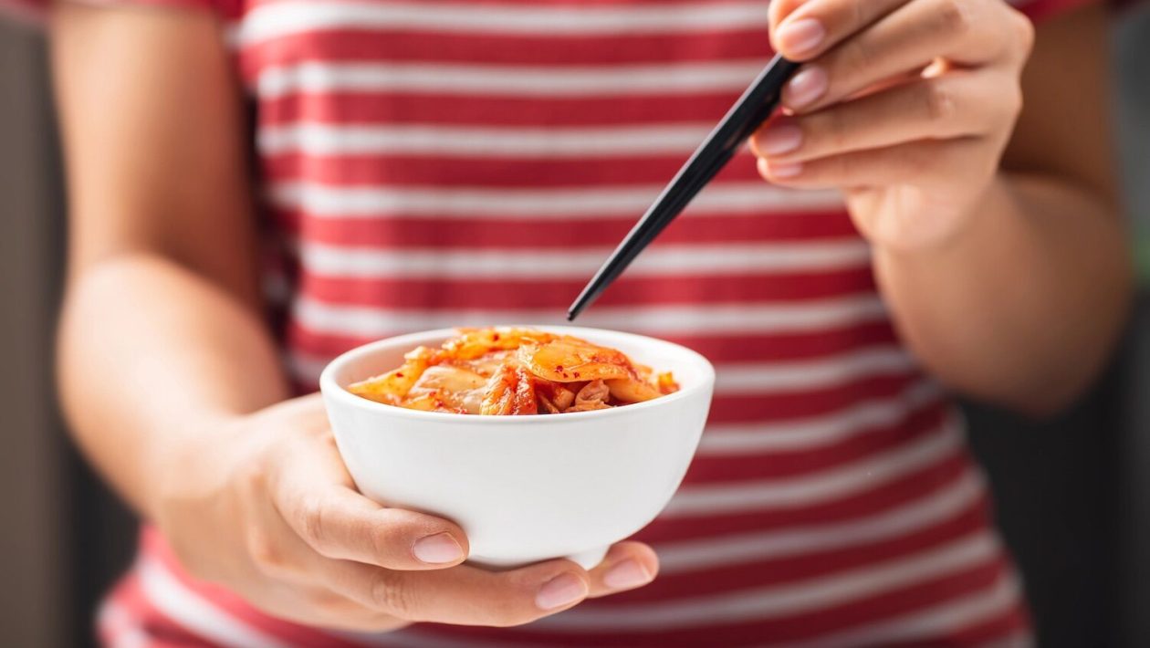 Good news for those who like Korean: kimchi helps eliminate nanoplastics from the intestine