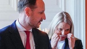 Mette-Marit from Norway, surrounded by Haakon and Ingrid Alexandra, enters the hospital before learning that she is waiting for a lung transplant