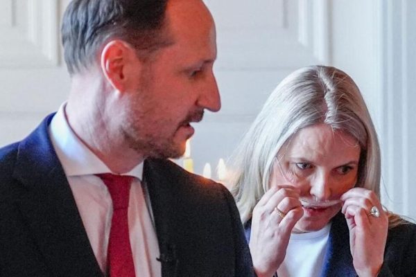 Mette-Marit from Norway, surrounded by Haakon and Ingrid Alexandra, enters the hospital before learning that she is waiting for a lung transplant