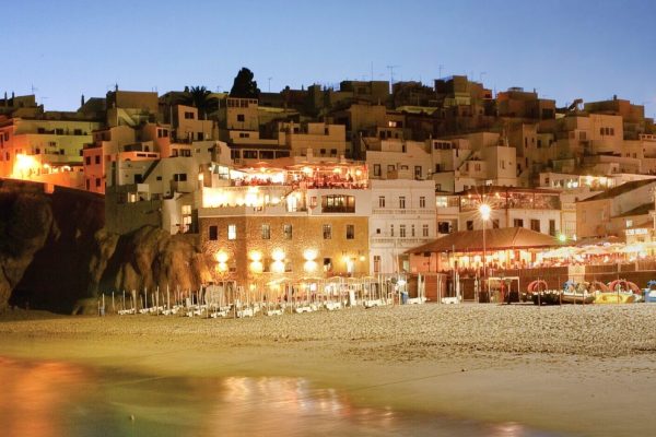 Traders contest reduced opening hours and warn of impact on tourism in Albufeira