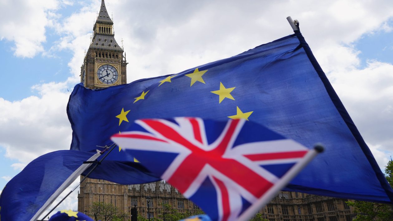 Δέκα χρόνια μετά το Brexit: Η Βρετανία και η Ευρώπη εξακολουθούν να αναζητούν απαντήσεις