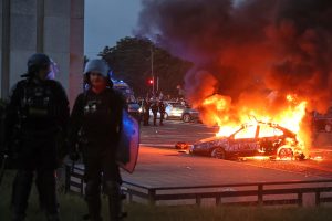 Γαλλία: Νεκρός και 100άδες τραυματίες και συλλήψεις στα επεισόδια μετά τη νίκη της Παρί