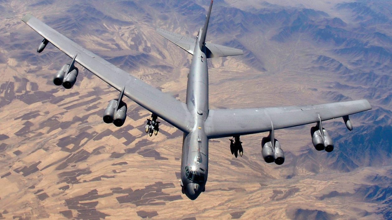 B-52 bomber crashes in the USA and kills eight