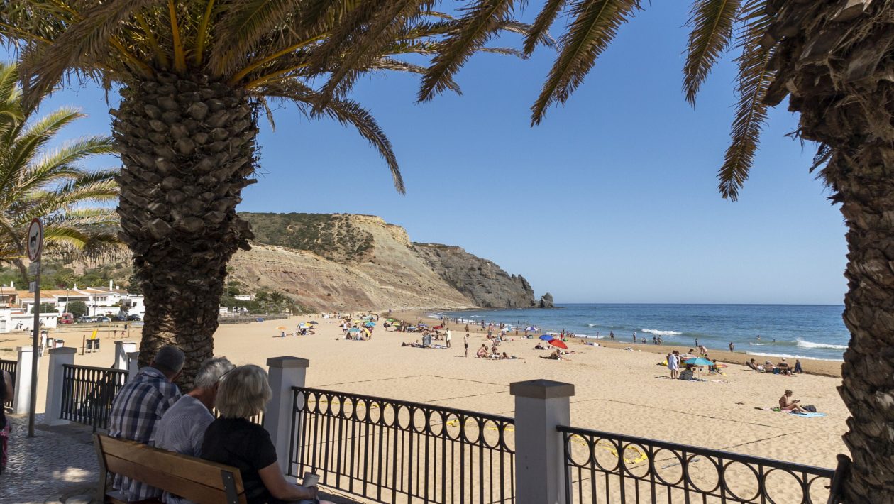 At the foot of this beach in the Algarve there is a rock that is the remains of the chimney of a volcano that is more than 70 million years old.