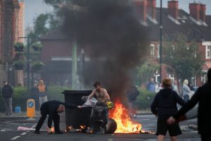 Μπέλφαστ: Χάος και ρατσιστικά πογκρόμ – Καίνε σπίτια μεταναστών μετά από άγριο μαχαίρωμα