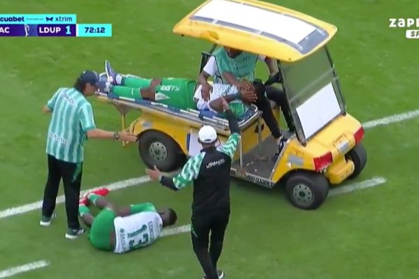 Stretcher cart causes unusual moment and hits player during game in Ecuador