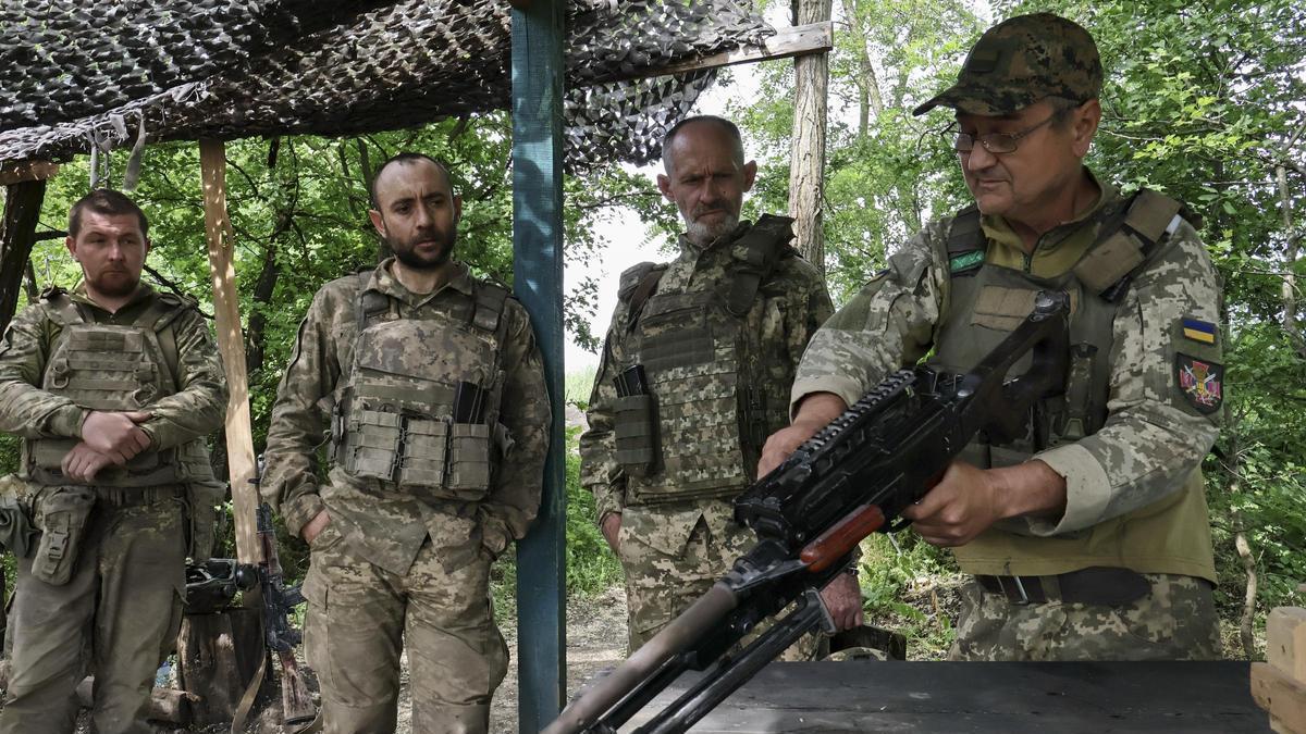 Ukraine launches a major military reform: notable increase in salaries, limited-term contracts and recruitment of foreigners