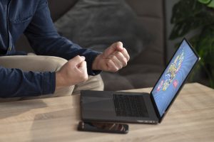 'Our brothers' tighten up with online gambling: limit of €700 per day and players cannot mortgage their house