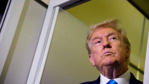 Trump denounces an attack by Iran on one of his helicopters in Hormuz and promises a response: "The US must necessarily respond"