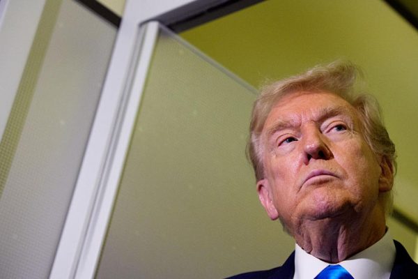 Trump denounces an attack by Iran on one of his helicopters in Hormuz and promises a response: "The US must necessarily respond"