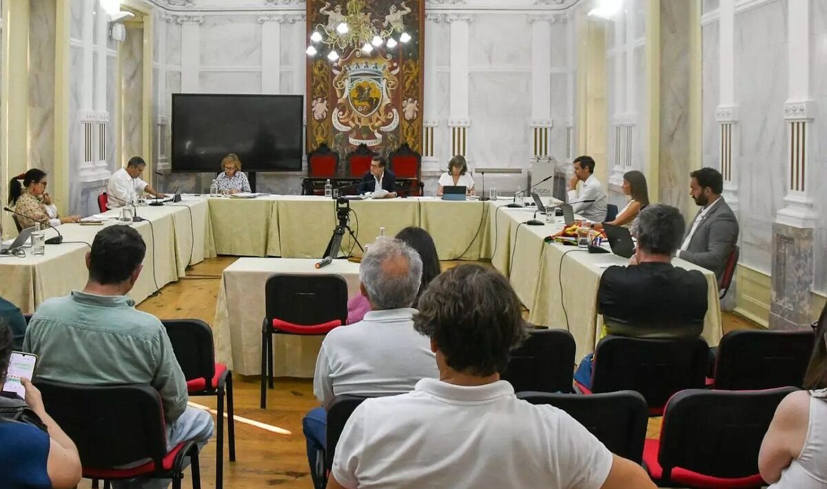 The stolen flag and the deputy who doesn't stand up; the case has “more serious contours” in Évora