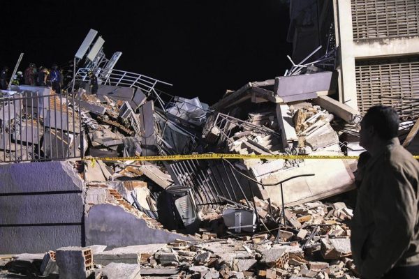 Shaken, Venezuela searches for the victims of the most devastating earthquake in a century