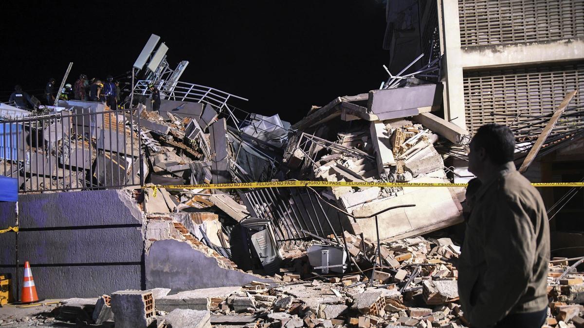 Shaken, Venezuela searches for the victims of the most devastating earthquake in a century