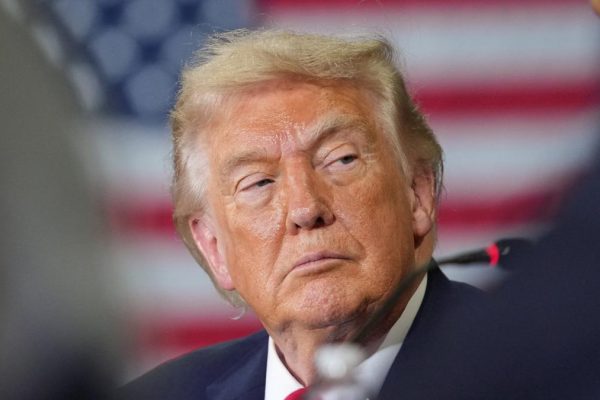 Trump says Iran has taken "too long" to negotiate and "they will have to pay": it threatens civilian infrastructure