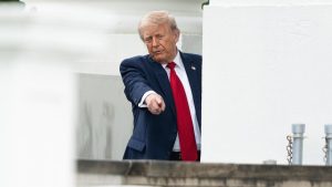 Trump signs an order to prevent undocumented immigrants from opening a bank account in the US