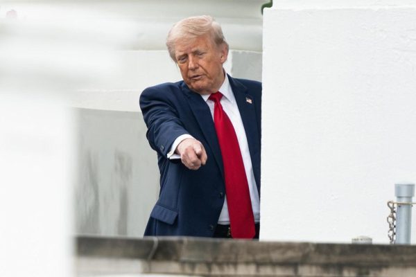 Trump signs an order to prevent undocumented immigrants from opening a bank account in the US