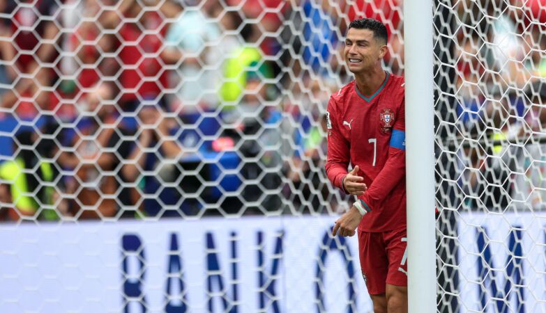 “10 men and a statue”? So, Portugal, what happened?