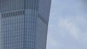 A small plane crashes into the tallest building in Beijing: Chinese authorities have not reported any victims