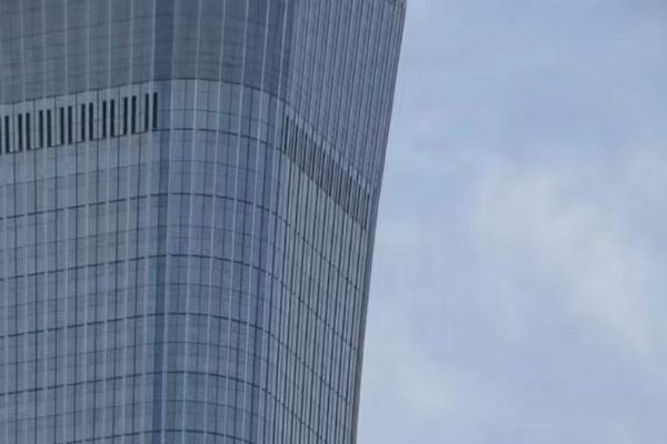 A small plane crashes into the tallest building in Beijing: Chinese authorities have not reported any victims