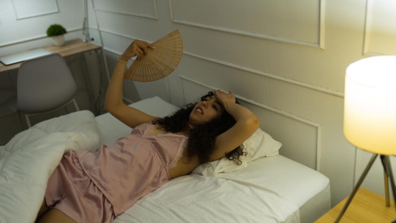 High temperatures prevent you from sleeping. Do this with your bedding before going to bed. On a hot night you will feel relief and sleep peacefully throughout it. How to deal with the heat?