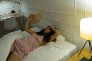 High temperatures prevent you from sleeping. Do this with your bedding before going to bed. On a hot night you will feel relief and sleep peacefully throughout it. How to deal with the heat?