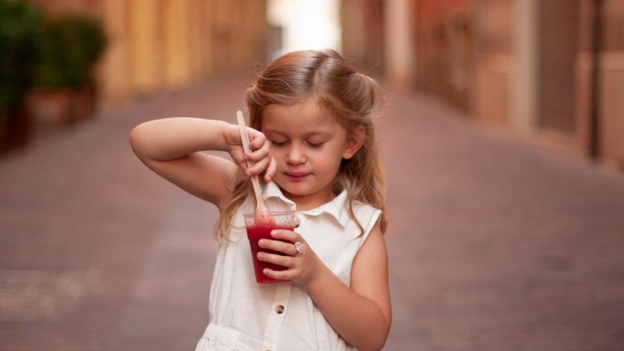 Children's delicacies The colorful drink is conquering holiday resorts. Children love it and enjoy drinking it. Dietitian warns against slushy. "Toxic. Children end up in hospital after this."