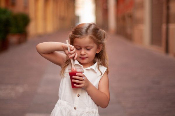 Children's delicacies The colorful drink is conquering holiday resorts. Children love it and enjoy drinking it. Dietitian warns against slushy. "Toxic. Children end up in hospital after this."