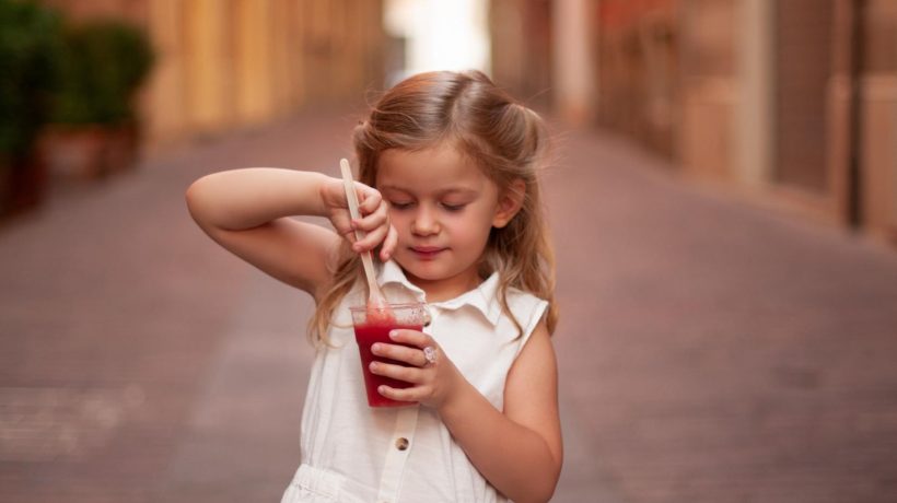 Children's delicacies The colorful drink is conquering holiday resorts. Children love it and enjoy drinking it. Dietitian warns against slushy. "Toxic. Children end up in hospital after this."