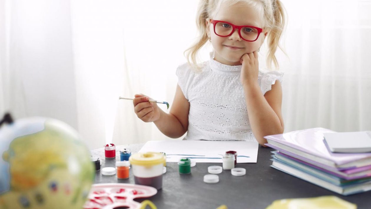 Parenting Does your child do the entire school project on their own? We suggest how to teach them assertiveness and teamwork