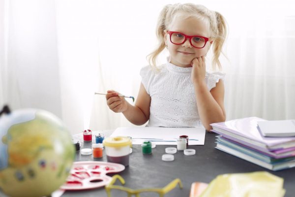 Parenting Does your child do the entire school project on their own? We suggest how to teach them assertiveness and teamwork