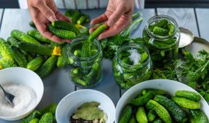 Preserving season My husband puts it in a jar when he makes low-salt cucumbers. This is why they are as hard and crispy as breadsticks. Recipe for low-salt cucumbers