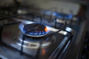 Home remedies Pour 3 tablespoons of this powder and rub it with panic. A grandmother from Podlasie showed that this method of cleaning burners works better than baking soda and vinegar