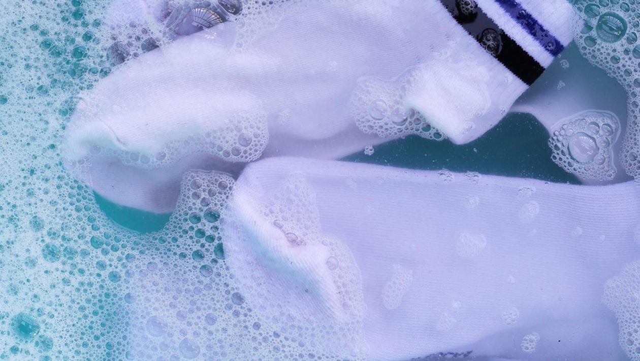 Washing underwear in a washing machine Pour 3 tablespoons into the drum between dirty socks. After washing they will be white as snow. This safe bleach is available at Rossmann for PLN 10. Bleaching socks