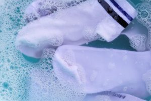 Washing underwear in a washing machine Pour 3 tablespoons into the drum between dirty socks. After washing they will be white as snow. This safe bleach is available at Rossmann for PLN 10. Bleaching socks